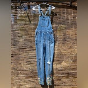 Super cute forever 21 floral detailed overalls. Lightly worn, size 27🌸